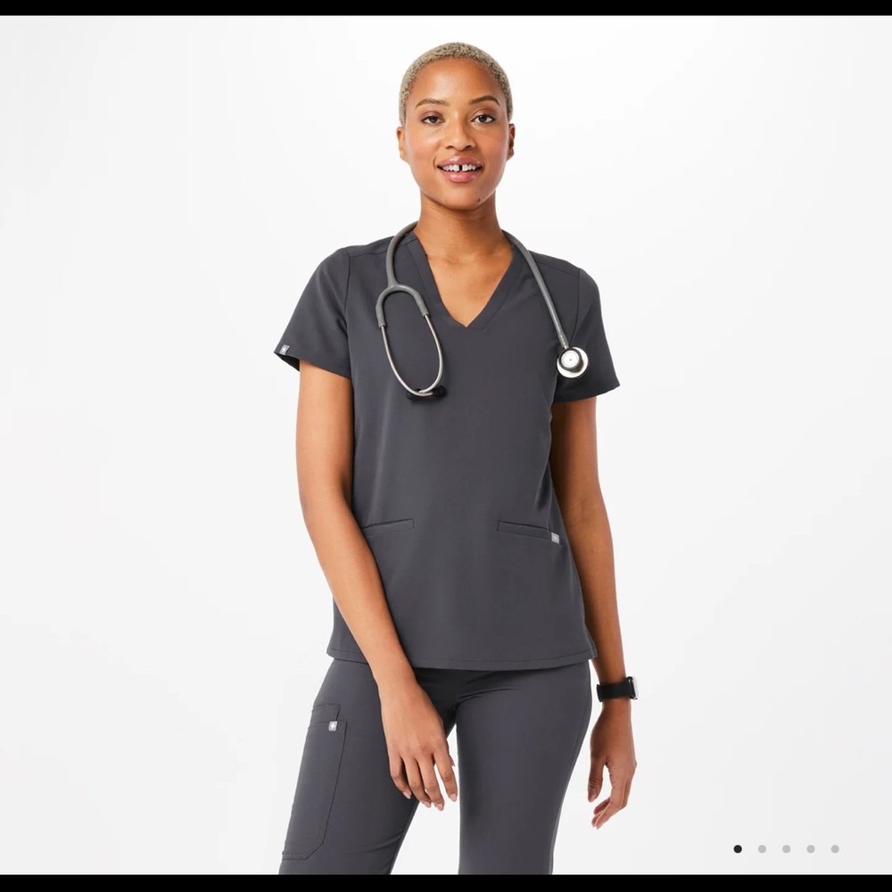 Women’s L NWOT FIGS Casma Three-Pocket Scrub Top